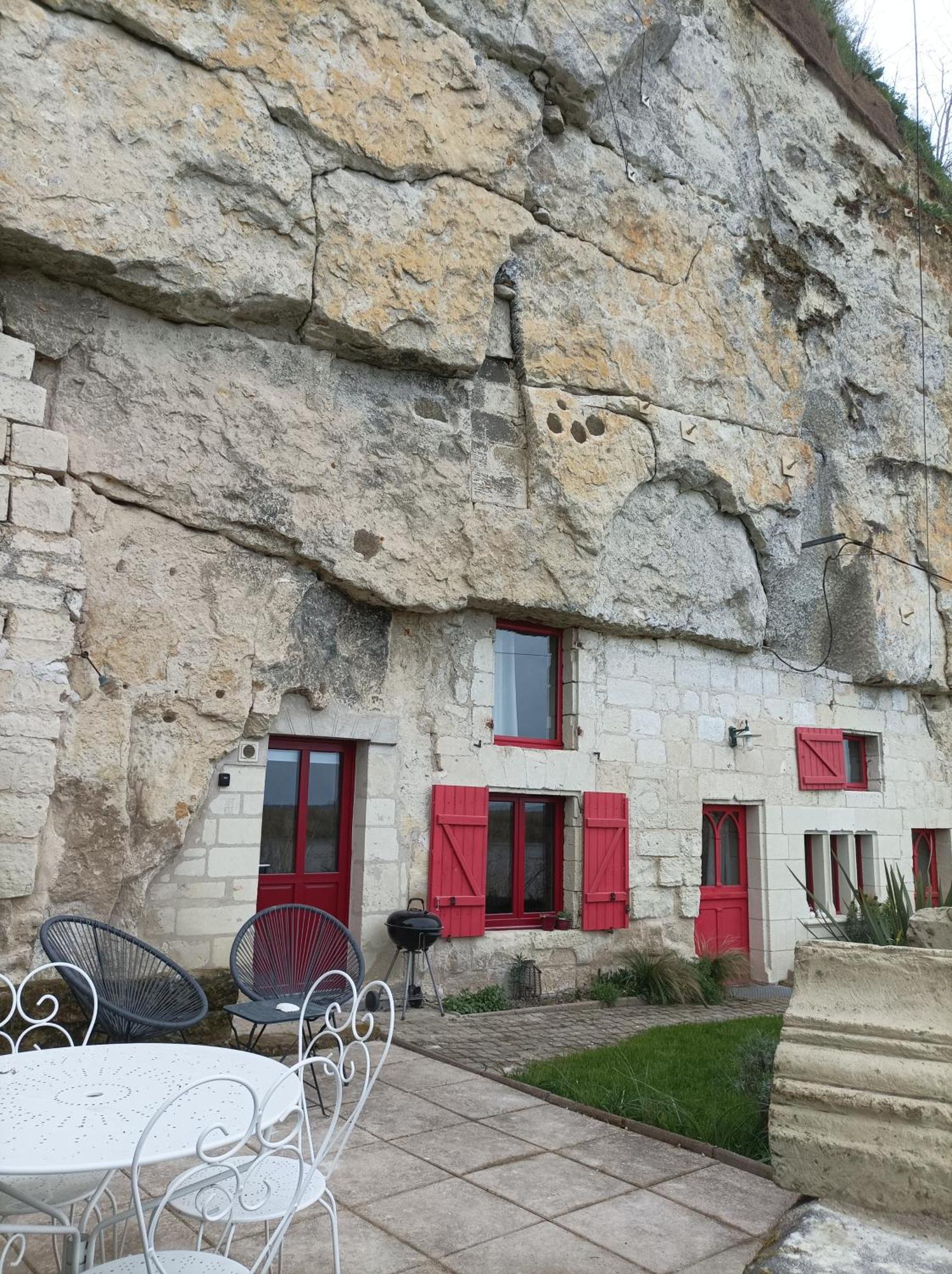 Gite Des Perreyeurs - Maison Troglodyte Avec Vue Sur Loire Montsoreau Exterior photo