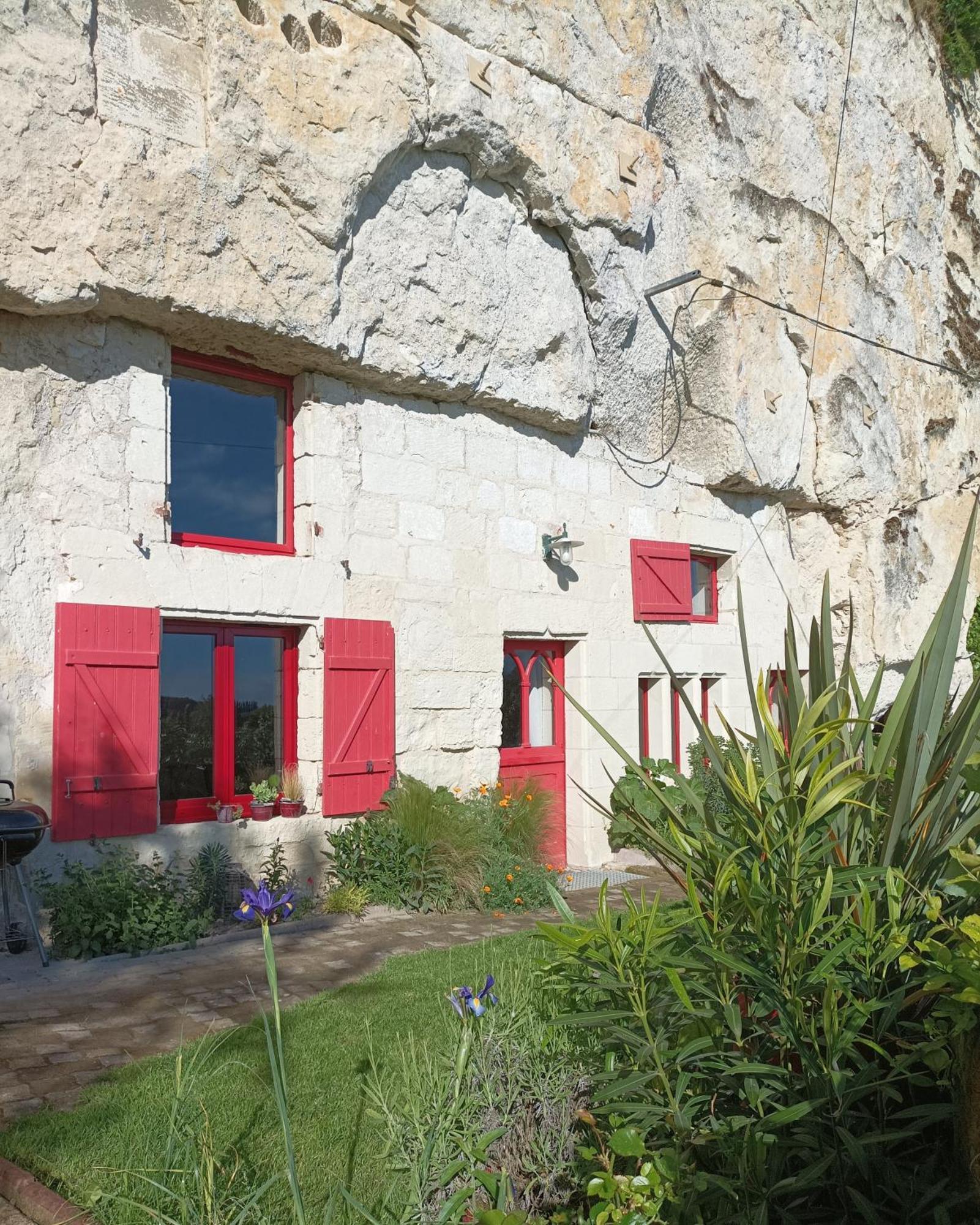 Gite Des Perreyeurs - Maison Troglodyte Avec Vue Sur Loire Montsoreau Exterior photo