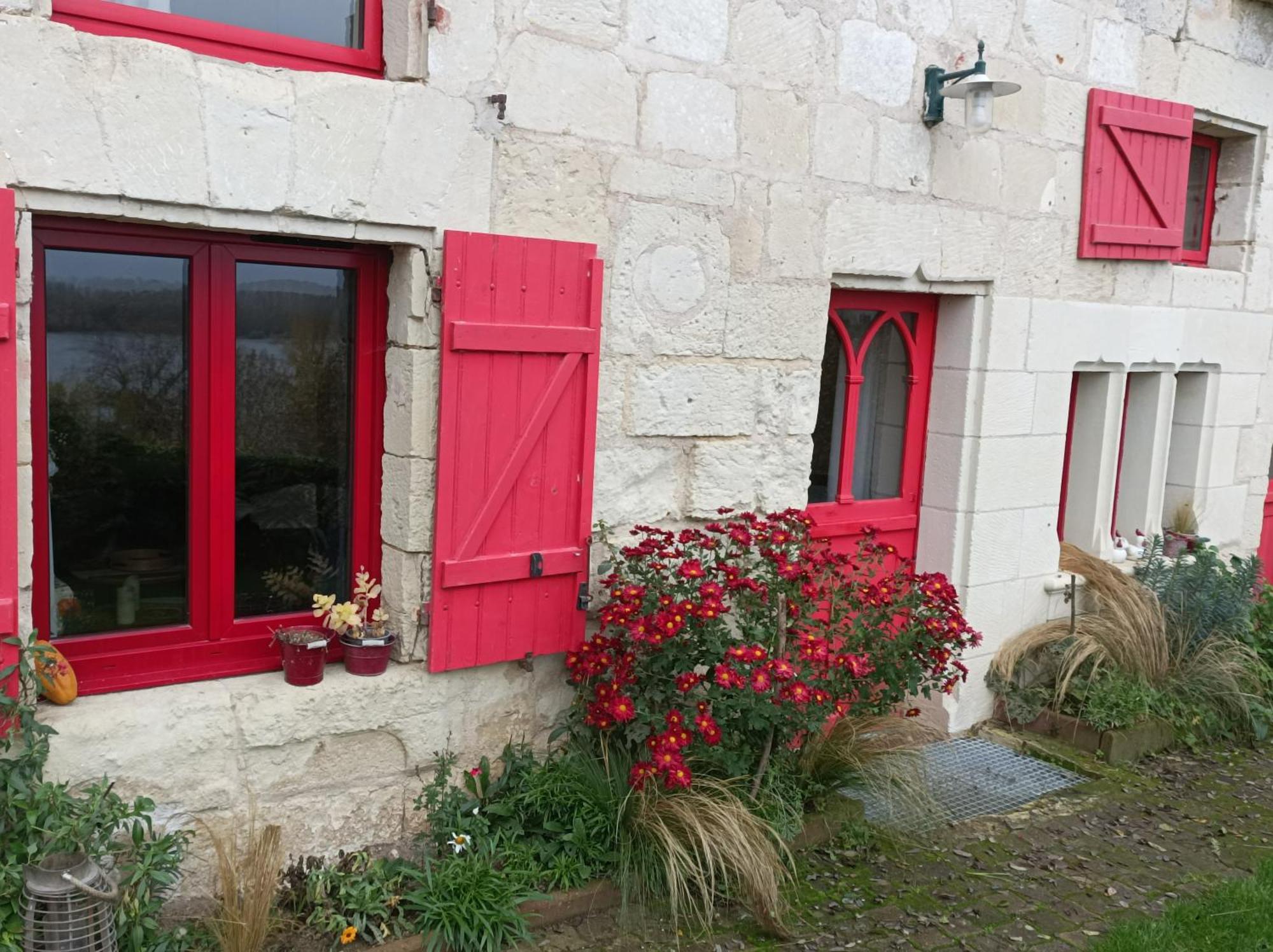 Gite Des Perreyeurs - Maison Troglodyte Avec Vue Sur Loire Montsoreau Room photo